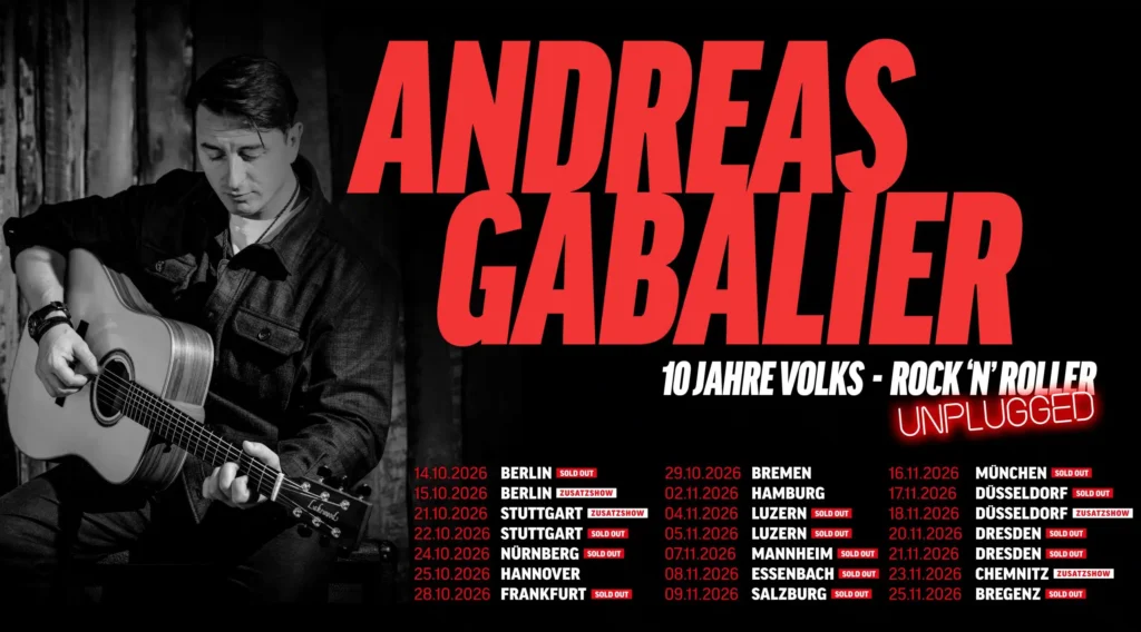Andreas Gabalier mit Akustikgitarre auf dem Tourmotiv für 10 Jahre Volks-Rock’n’Roller Unplugged