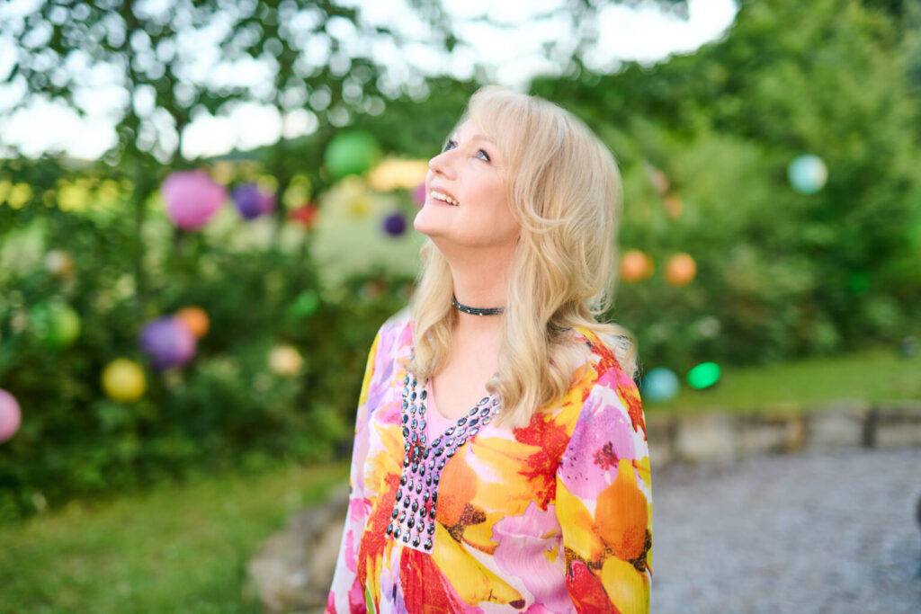 Nicole im Garten – aktuelles Pressefoto
