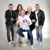 Die Nockis präsentieren ihr neues Album „EINS“ mit der CD in der Hand