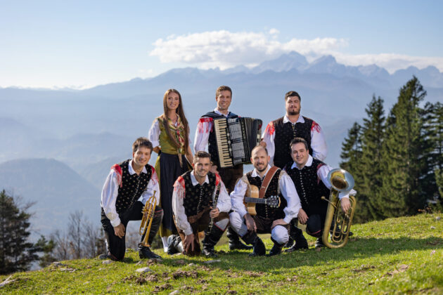 Sašo Avsenik und seine Oberkrainer auf einem offiziellen Gruppenfoto