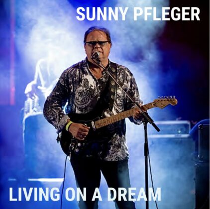 Ewald Pfleger mit Gitarre auf der Bühne – Cover zur Single Living On A Dream