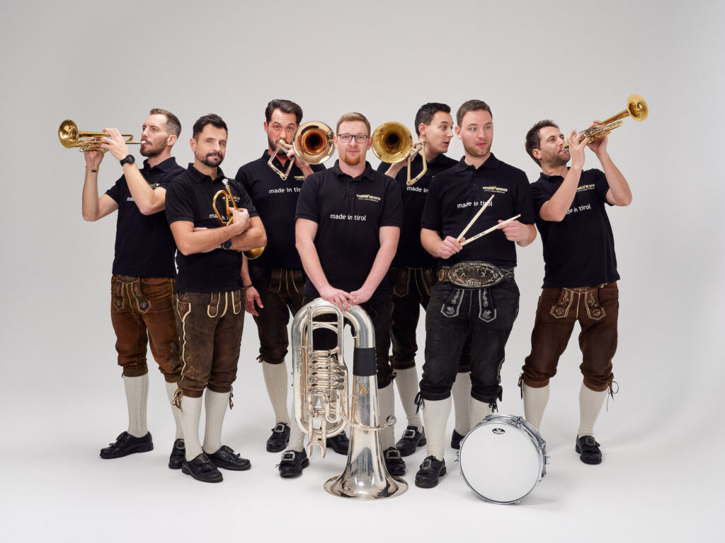 Viera Blech mit ihren Blasinstrumenten und Snare Drum auf einem Pressefoto