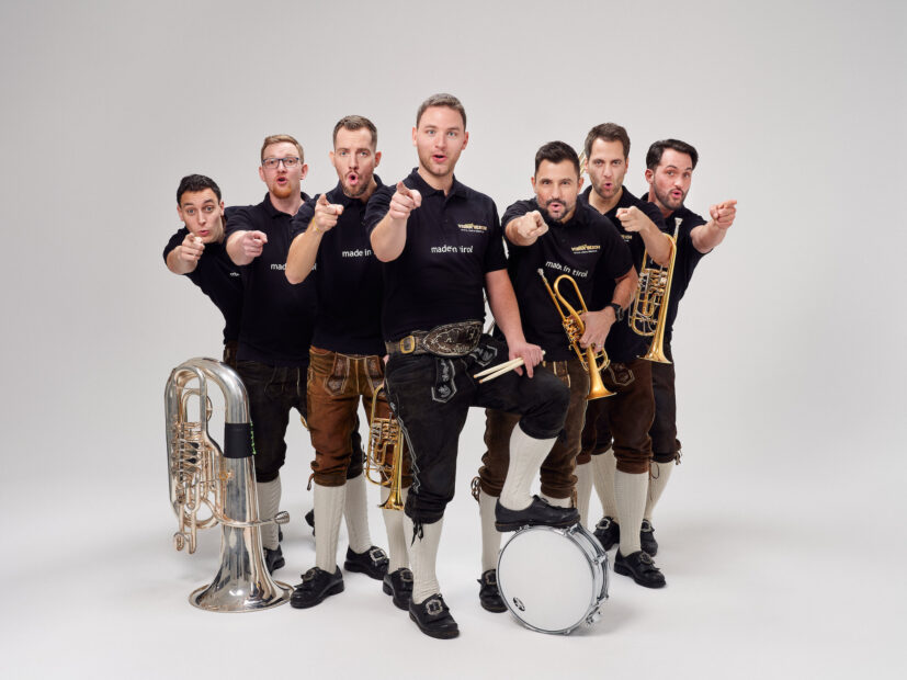 Viera Blech mit ihren Blasinstrumenten und Snare Drum auf einem Pressefoto