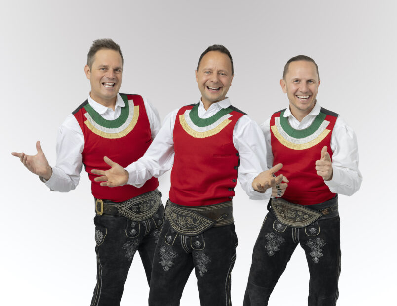 Die Jungen Zillertaler im traditionellen Outfit beim Pressefoto