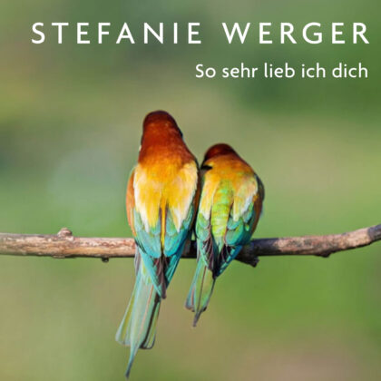 Single-Cover „So sehr lieb ich dich“ von Stefanie Werger mit zwei bunten Vögeln auf einem Ast