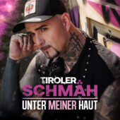 Albumcover „Unter meiner Haut“ von Tiroler Schmäh mit Porträt des Sängers und dem Albumtitel in weißer und pinker Schrift.
