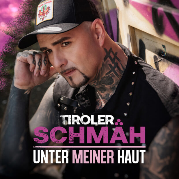 Albumcover „Unter meiner Haut“ von Tiroler Schmäh mit Porträt des Sängers und dem Albumtitel in weißer und pinker Schrift.