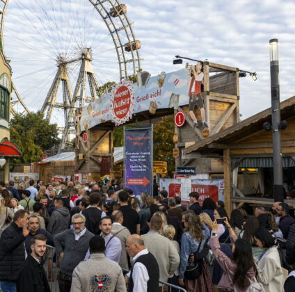 Zahlreiche Besucher vor dem Eingang zur Wiener Kaiser Wiesn beim Wiener Prater.