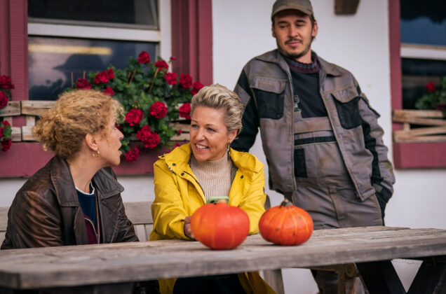 Alexandra Hofmann mit zwei weiteren Personen an einem Tisch mit Kürbissen bei Die Fallers