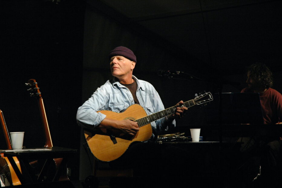 Georg Danzer mit Gitarre bei einem Auftritt in Angern 2006