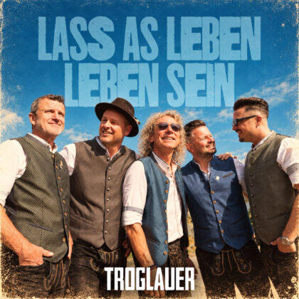 Cover der Single „Lass as Leben Leben sein“ der Troglauer mit fünf Musikern in Westen vor blauem Himmel