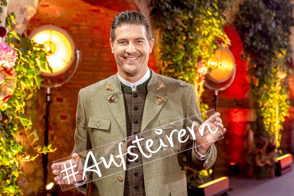 Norbert Oberhauser hält das Schild „#Aufsteirern“