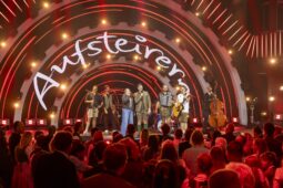 Musiker und Moderator auf der Aufsteirern-Bühne vor Publikum