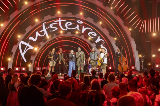 Musiker und Moderator auf der Aufsteirern-Bühne vor Publikum
