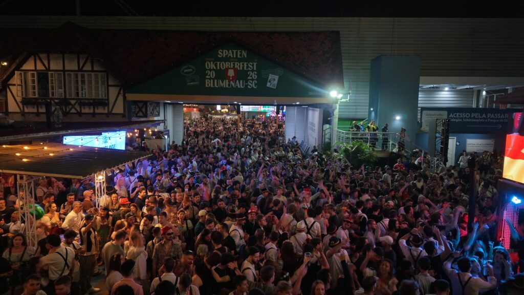 Besucherstrom am Eingang des Oktoberfest Blumenau bei Nacht