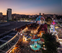 Festgelände des Oktoberfest Blumenau mit Riesenrad in der Dämmerung