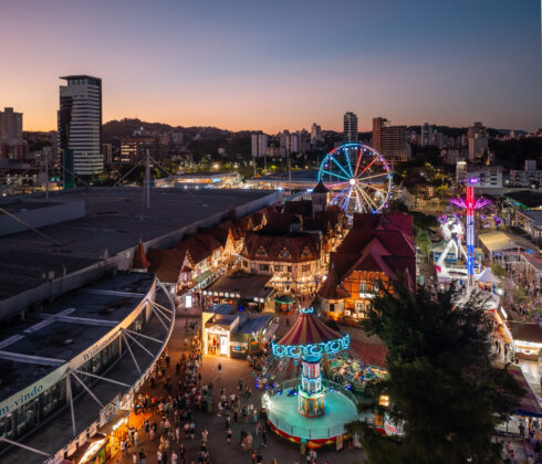 Festgelände des Oktoberfest Blumenau mit Riesenrad in der Dämmerung