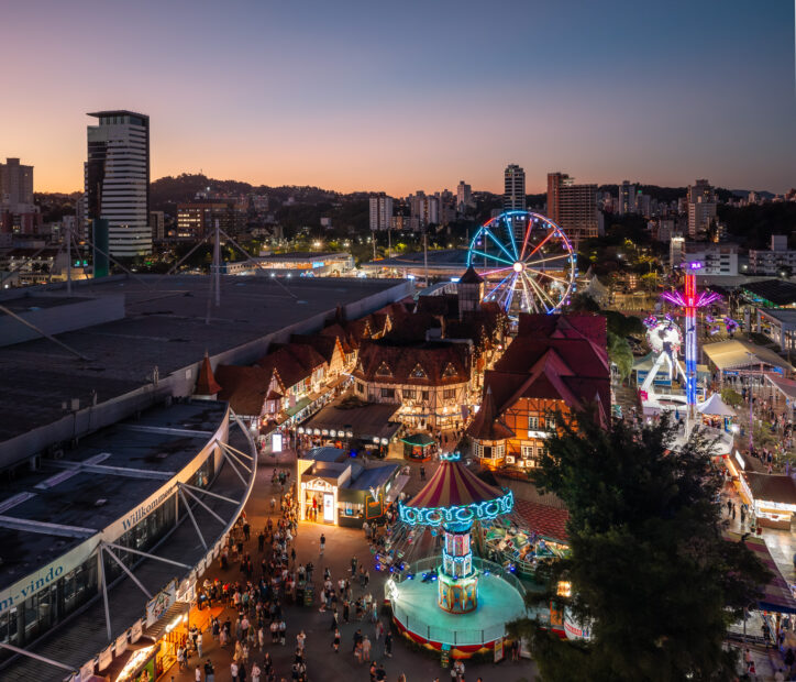 Festgelände des Oktoberfest Blumenau mit Riesenrad in der Dämmerung