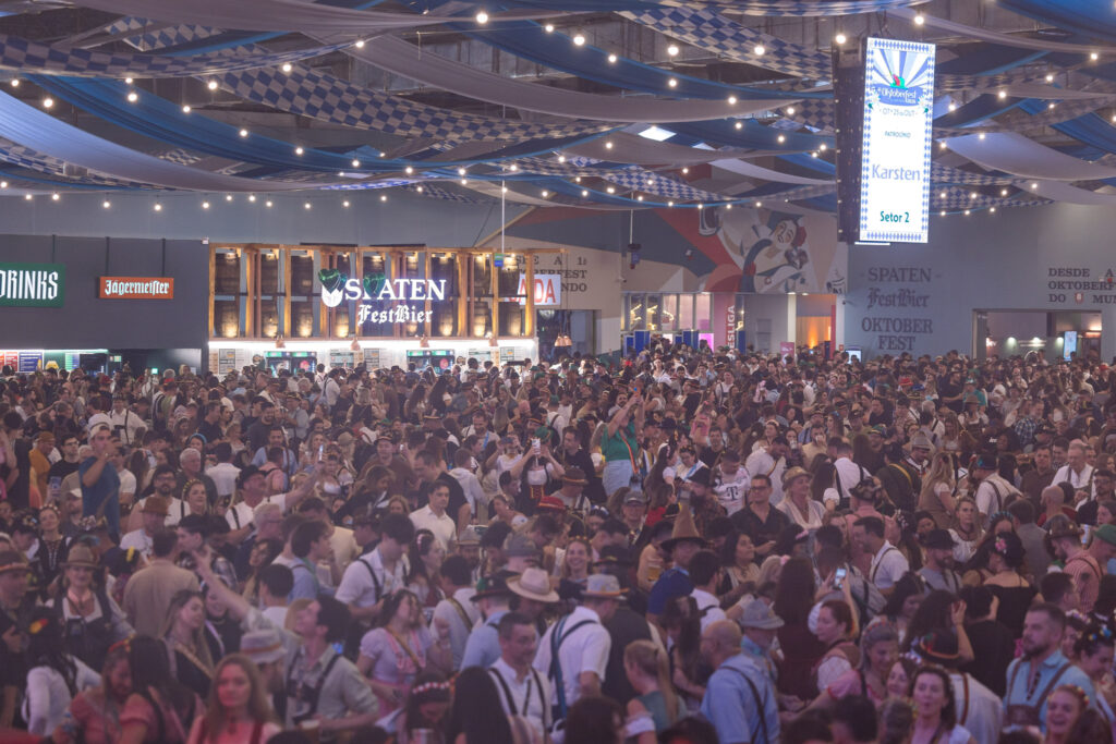 Besucher in Tracht in der Festhalle des Oktoberfest Blumenau