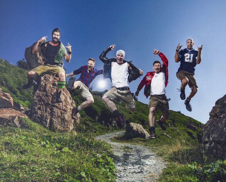 voXXclub Pressefoto Sprung am Bergweg