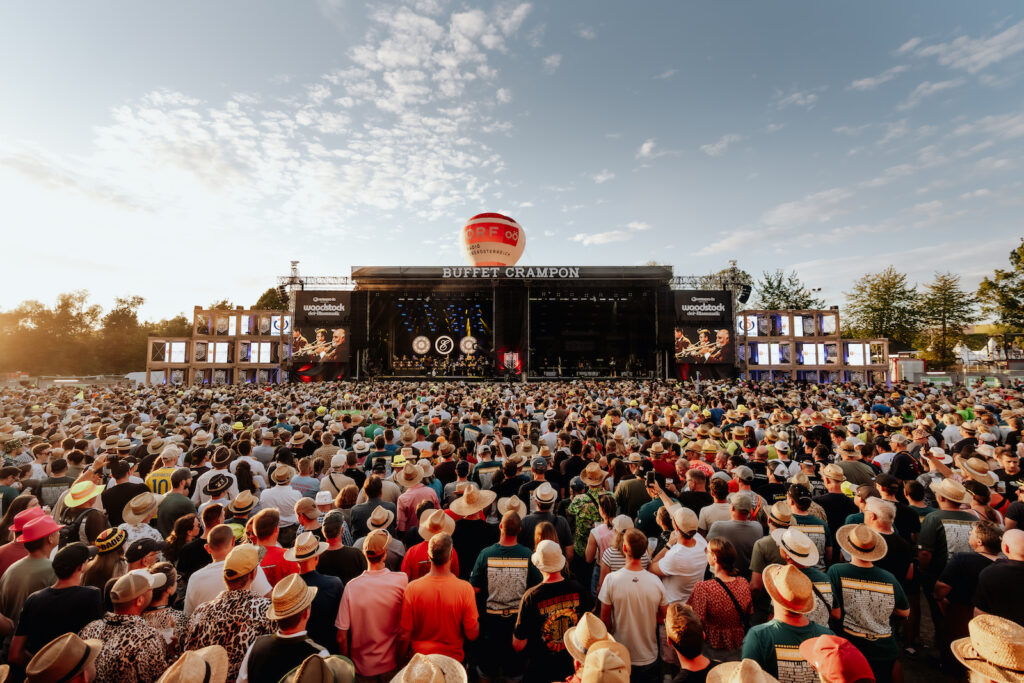 Publikum vor der Buffet Crampon Main Stage beim Woodstock der Blasmusik 2026